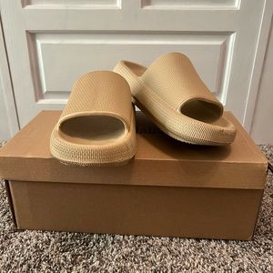 Brand new never worn Steve Madden Slides